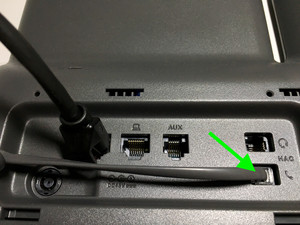 Bild Rückseite eines Cisco Telefons mit Netz- und Hörerkabel